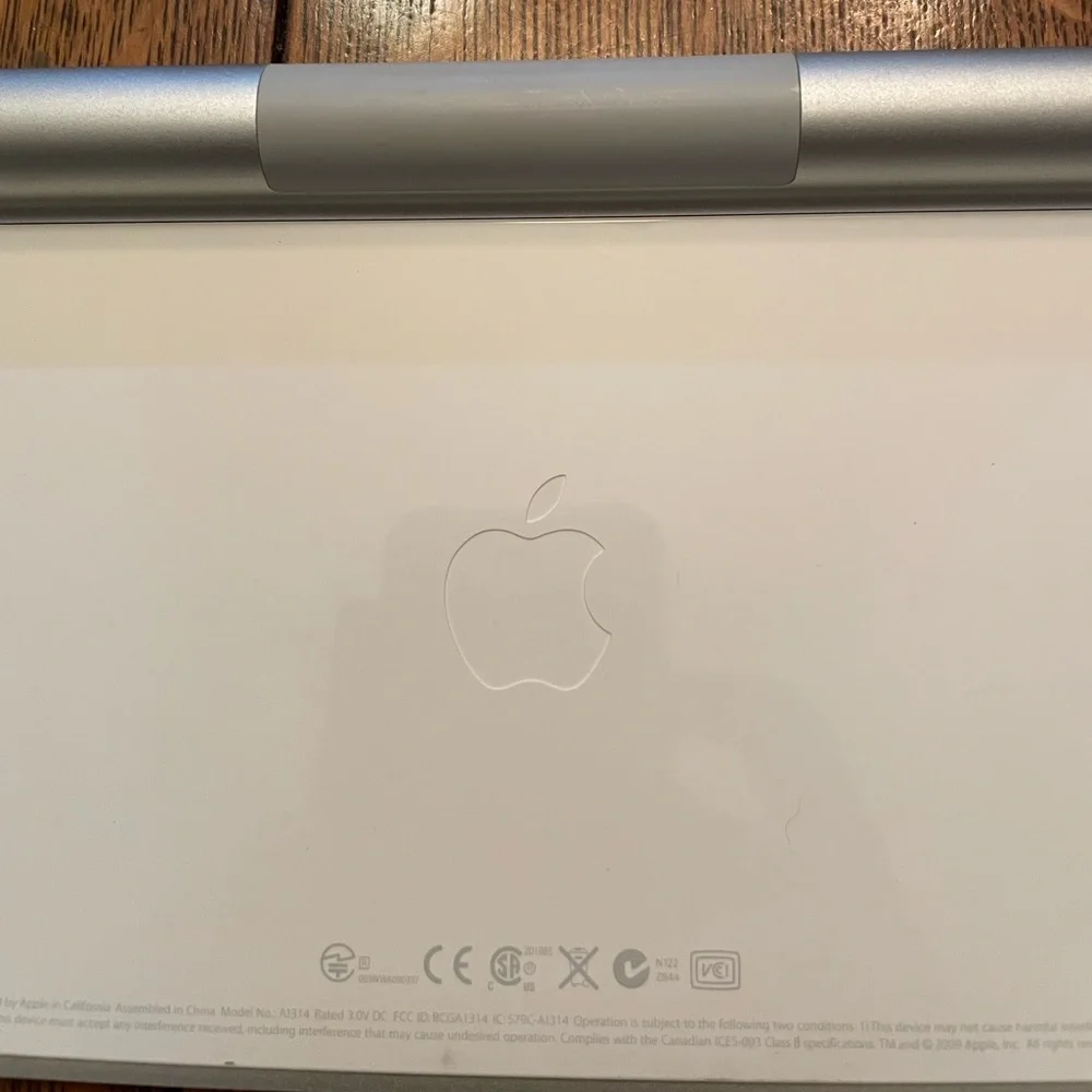 AUTHENTIC APPLE Wireless Keyboard - White and Silver. Gently Used. Tech Must!